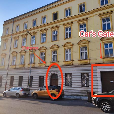 Spacious Flat & Parking Possibility, 3 Stops To Wenceslav Square 프라하 외부 사진