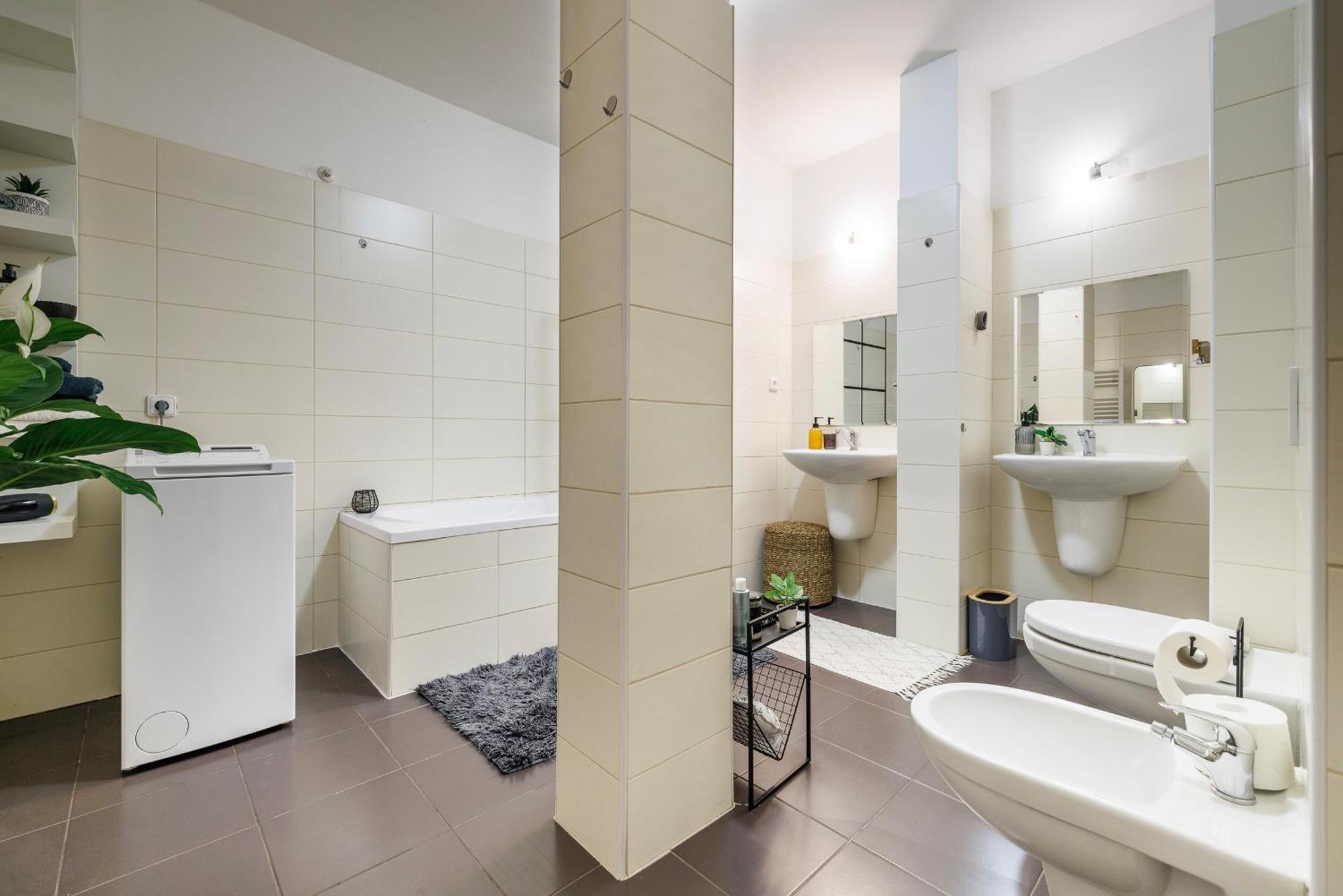 Spacious Flat & Parking Possibility, 3 Stops To Wenceslav Square 프라하 외부 사진