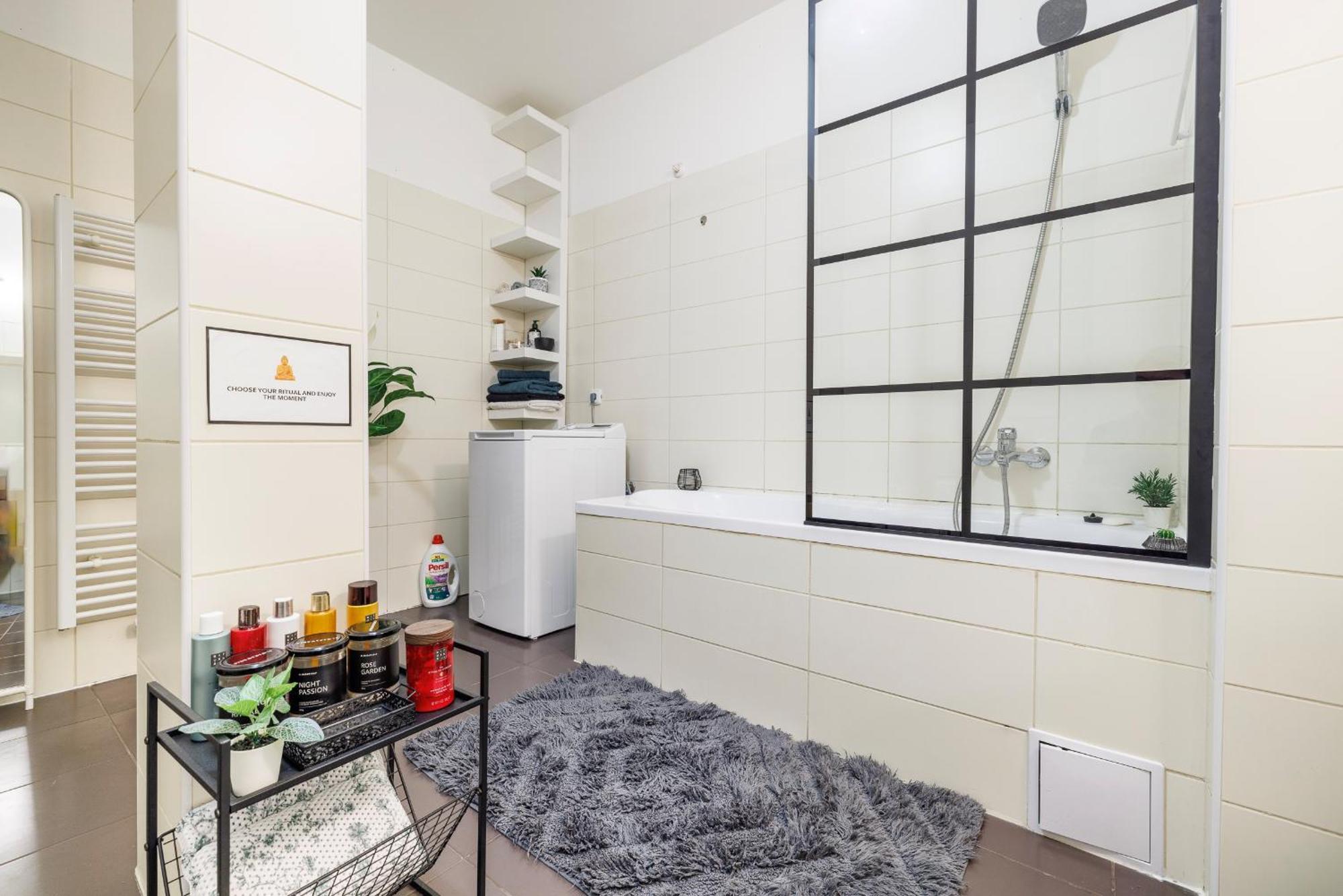 Spacious Flat & Parking Possibility, 3 Stops To Wenceslav Square 프라하 외부 사진